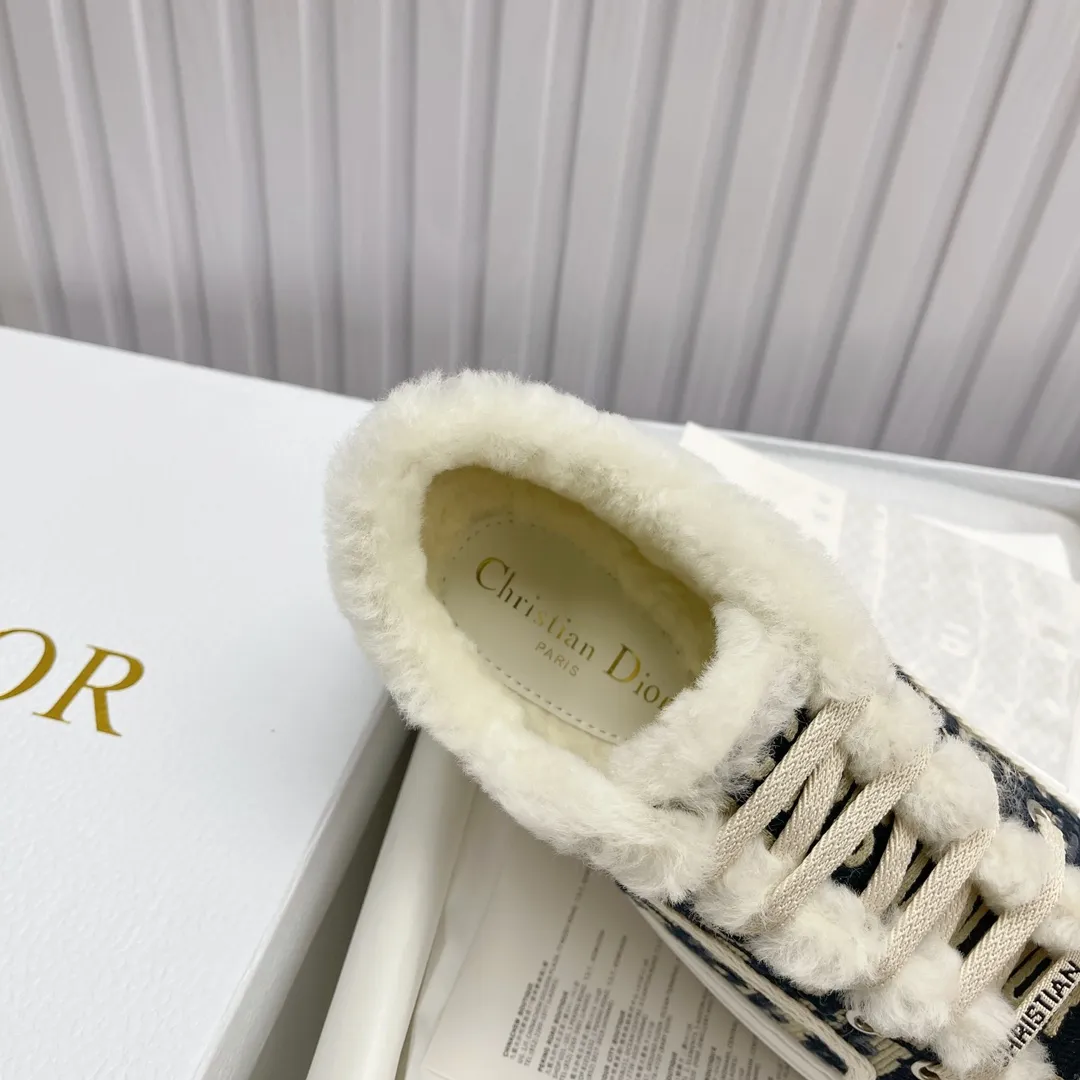 👟👟Ex-factory price 560👟👟 Ready-made high-quality Dior thick-soled sneakers with fully embroidered iconic patterns👟👟 ♦️Top quality in the market🎗Breaking hot item in foreign counters🎗Non-common imitation version in the market🎗🔳The fabric is made of Italian🇮🇹imported fabrics❗️Embroidered upper, original mold injection Logo frosted five-pointed star outsole🔳Inner wool injection molding mold Logo foam feet Code number: 35 to 41. 40 41 custom-made wool